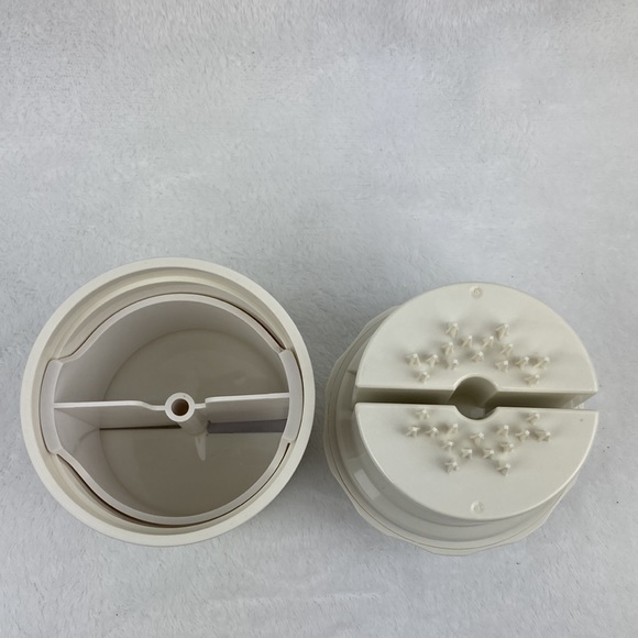 The Pampered Chef Spiral & Slice Fruit & Veggie Hand Held Slicer - Picture 10 of 12